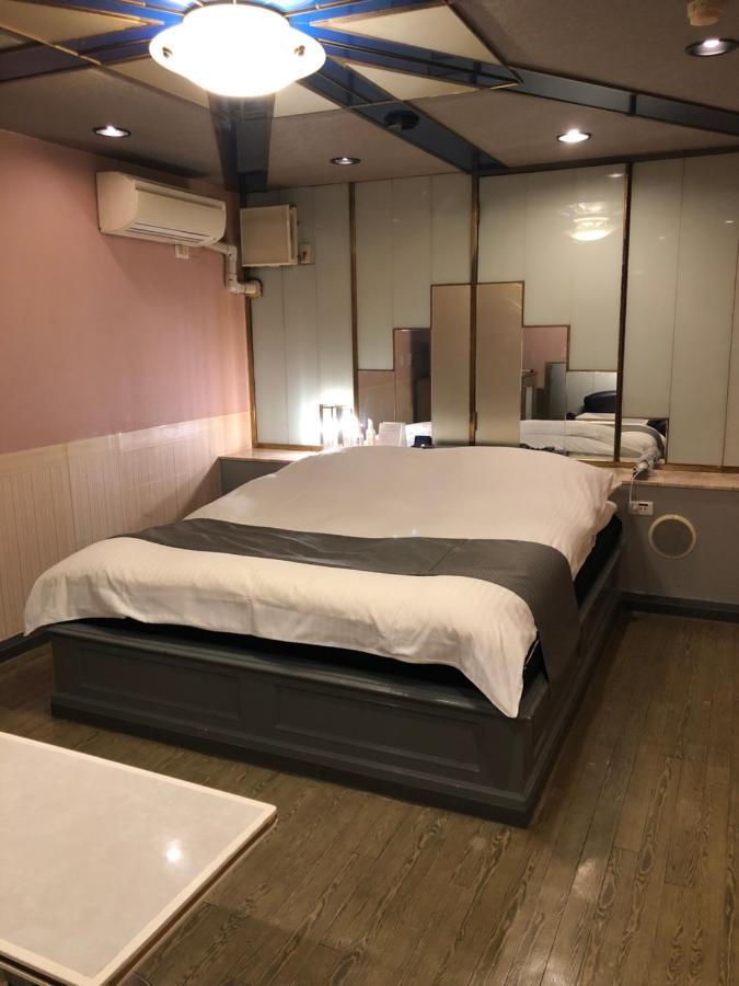 Hotel Chapel Story Sakaihigashi  Sakai  Bagian luar foto