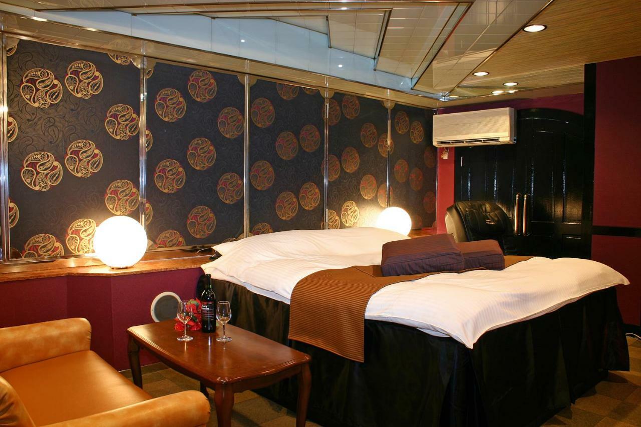 Hotel Chapel Story Sakaihigashi  Sakai  Bagian luar foto