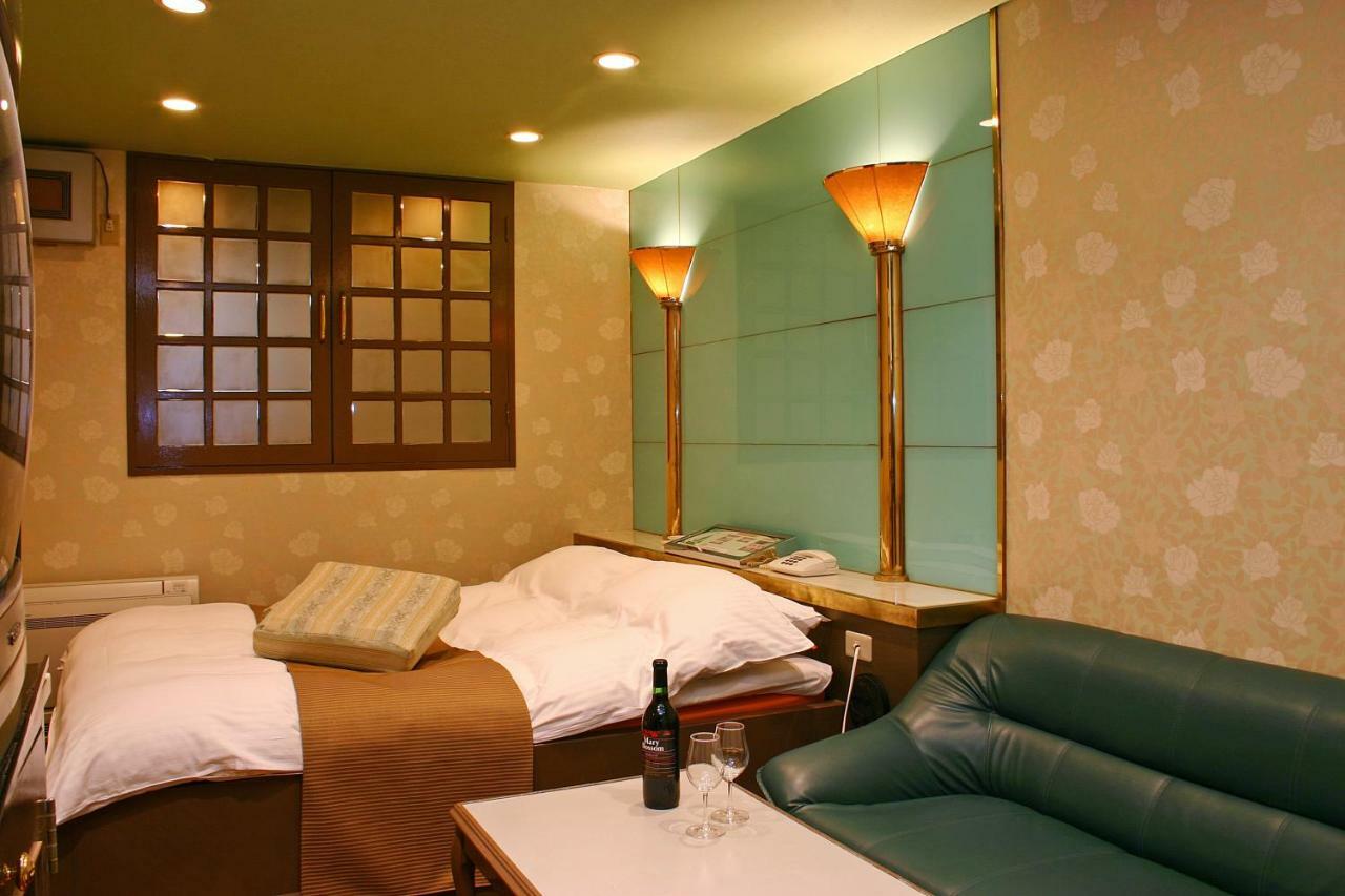 Hotel Chapel Story Sakaihigashi  Sakai  Bagian luar foto